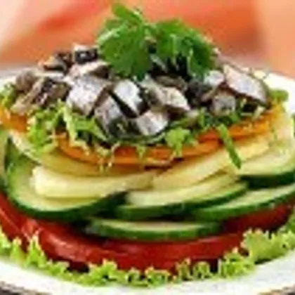 Салат овощной с хамсой