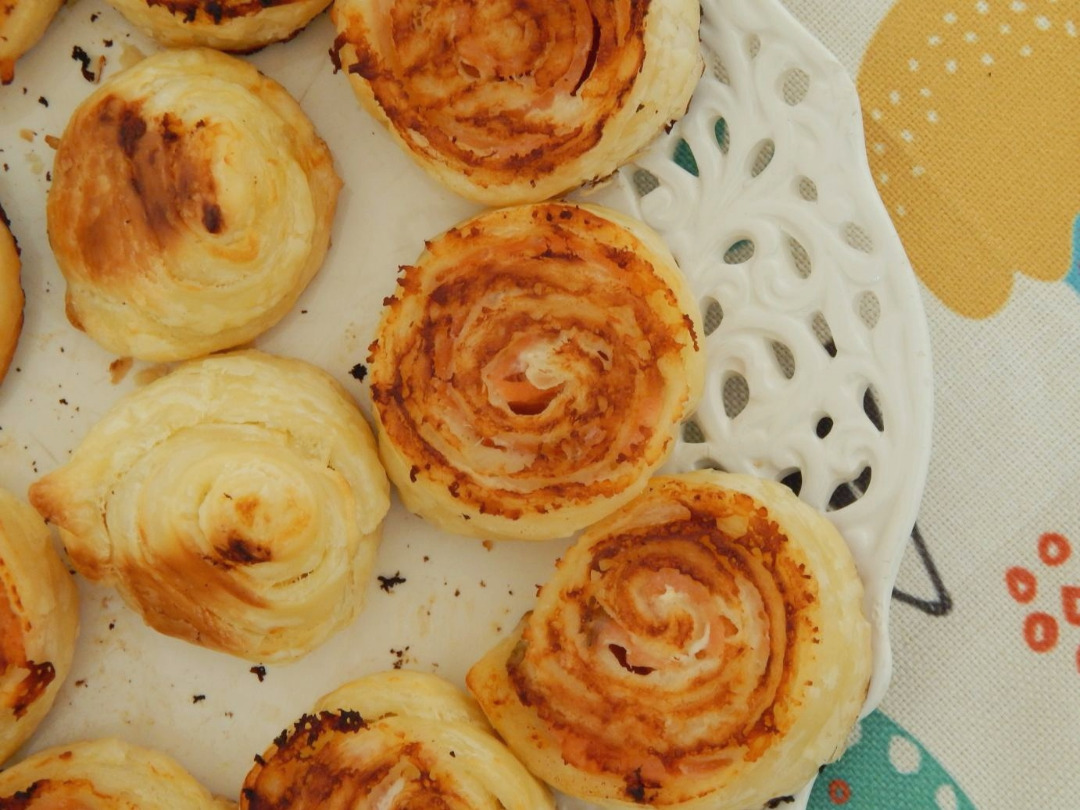 Рулетики с копченым лососем и сыром