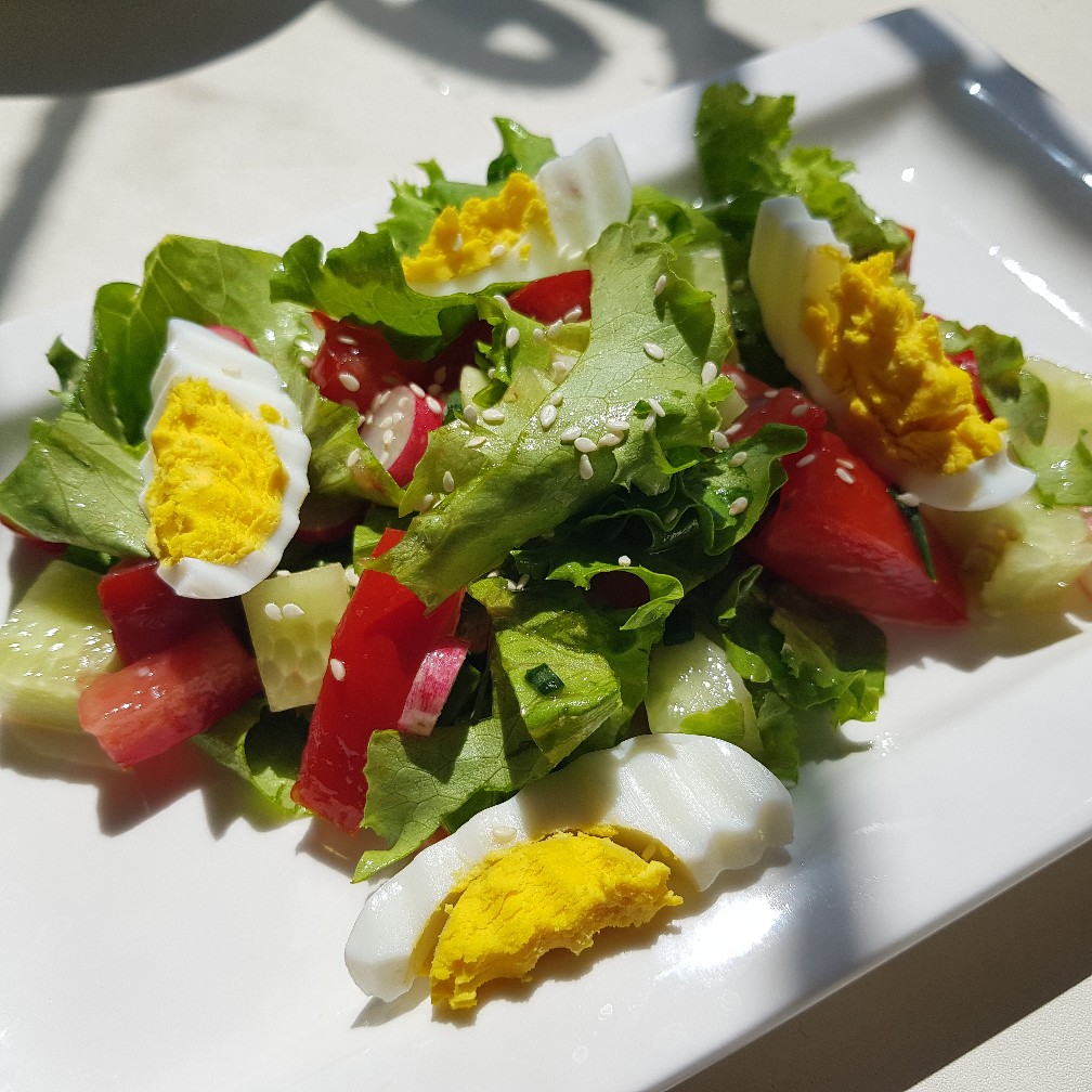 Зеленое меню: десять рецептов салатов из первых весенних овощей