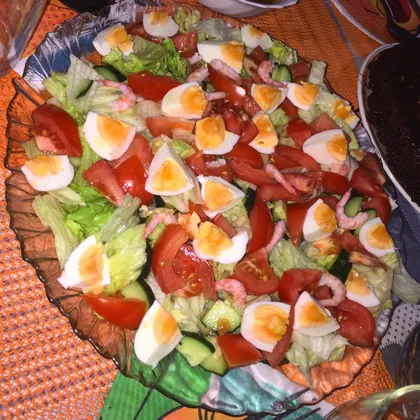 Салат с креветками и овощами