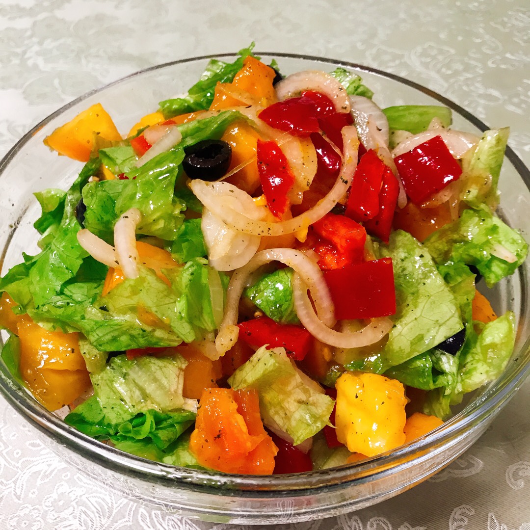 Овощной салат «Светофор» с курицей — яркий и аппетитный