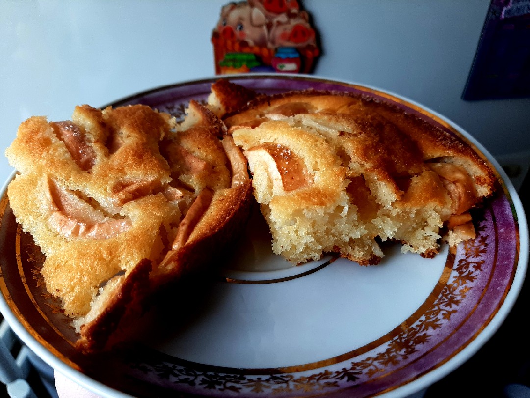 🥮 Заливной пирог с яблоками на молоке — рецепт с фото