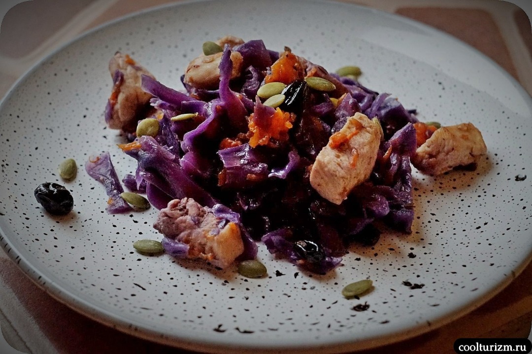 Тушеная красная капуста с курой и тыквой