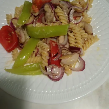 Тёплый итальянский салат с пастой фузилли