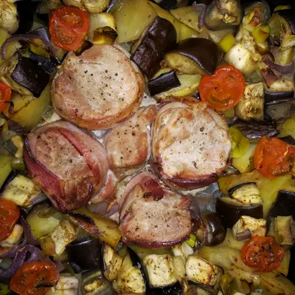 Простой ужин или свиная вырезка в беконе с овощами