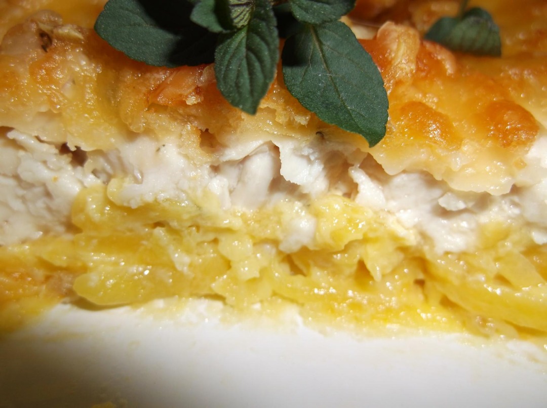 Курица под сырной корочкой на кабачках