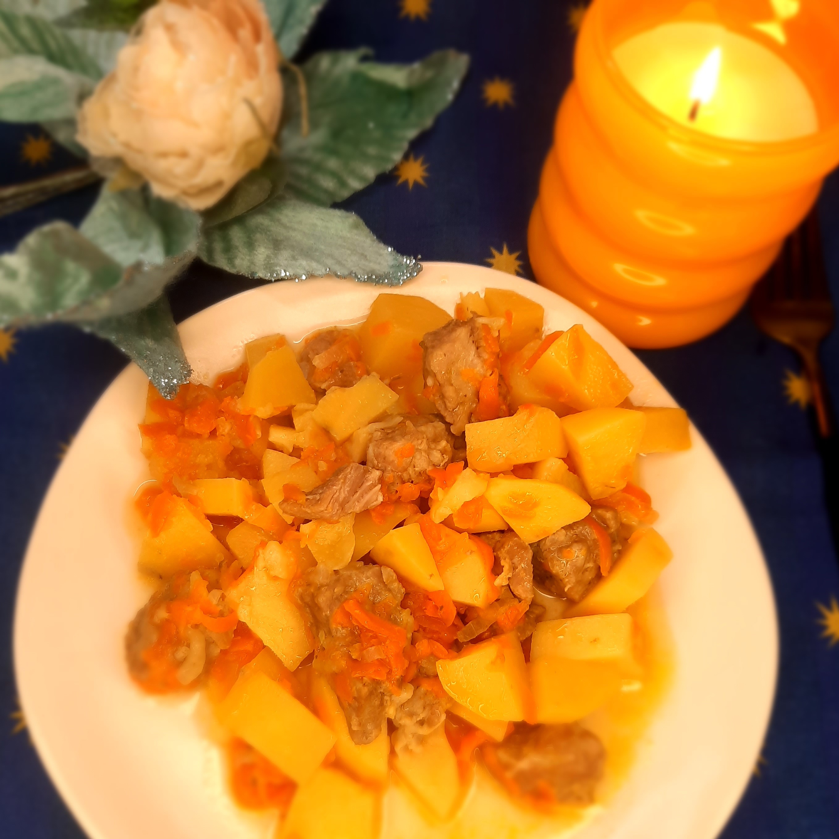 Тушеная картошка со свининой в мультиварке 