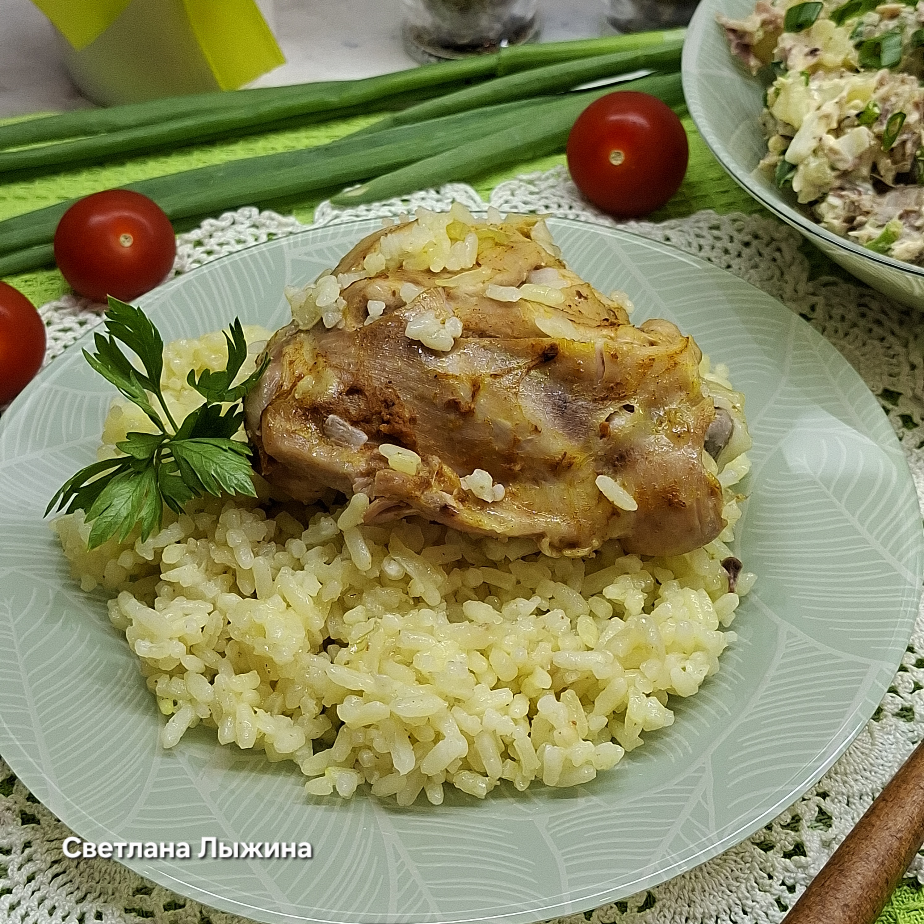 Рис с куриными бедрышками в мультиварке