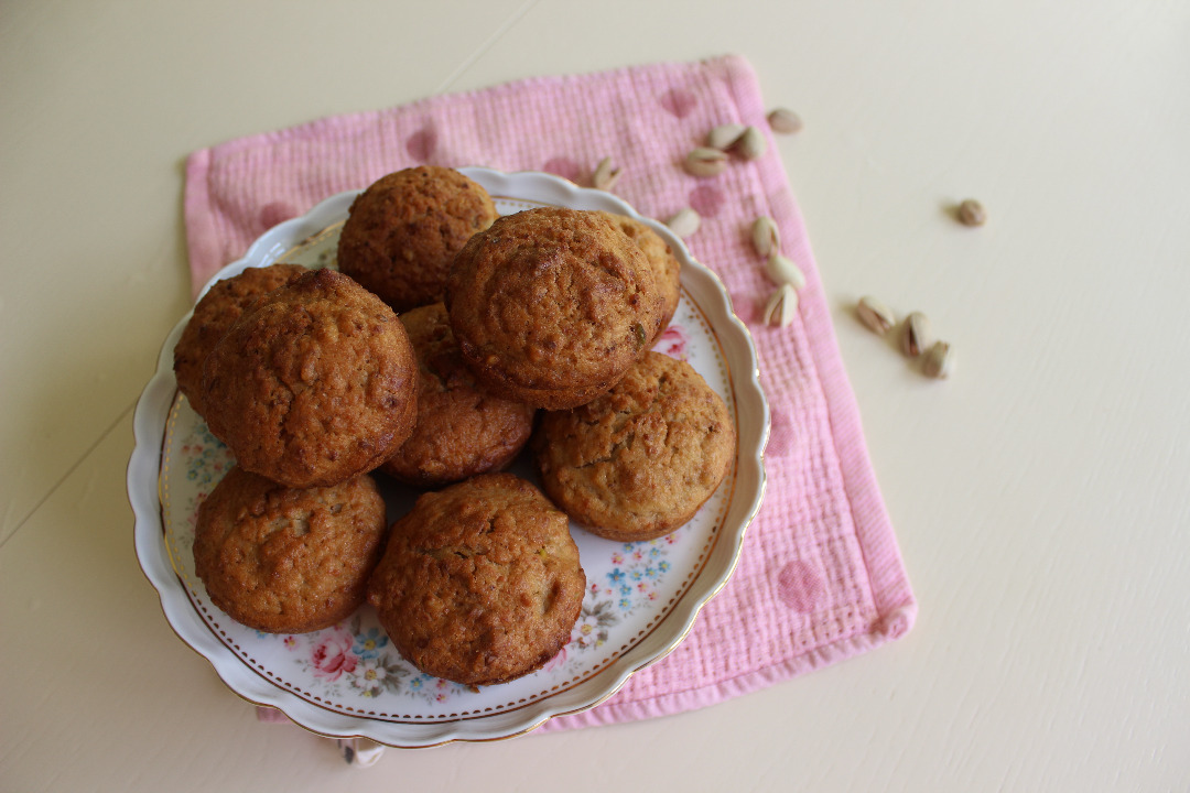 Творожные кексы с фисташками и грецкими орехами