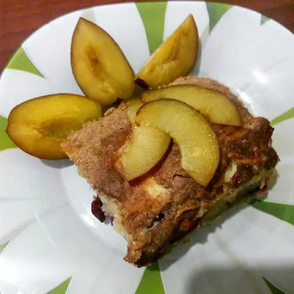 Быстрый пирог со сливами и яблоками