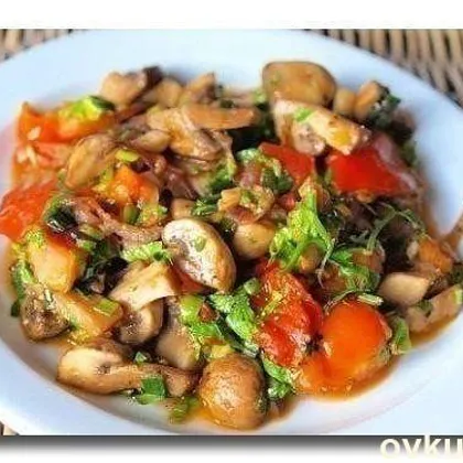 Теплый грибной салат с помидорами