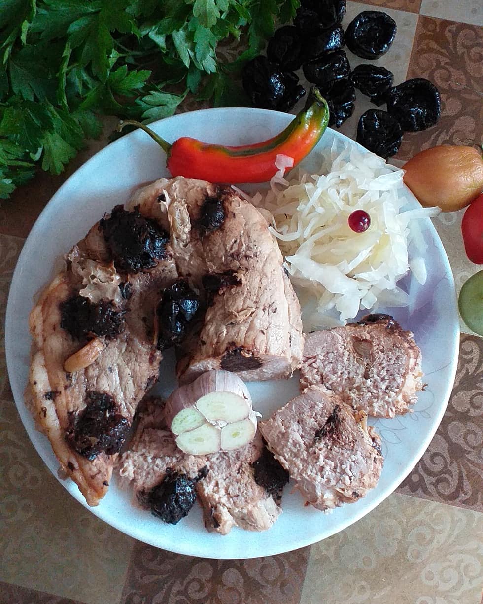 Мясо шпигованное черносливом и чесноком