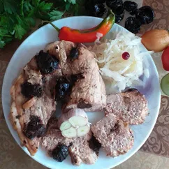 Мясо шпигованное черносливом и чесноком