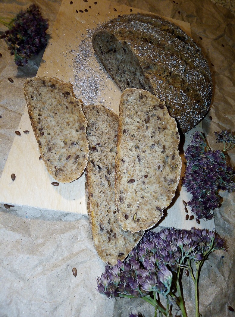 Пшеничный хлеб с ржаными отрубями и семенами льна