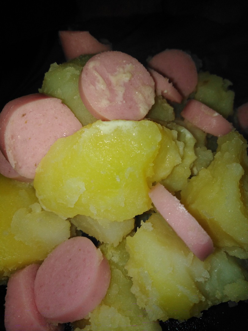 Картошка с сосисками и сливочным маслом