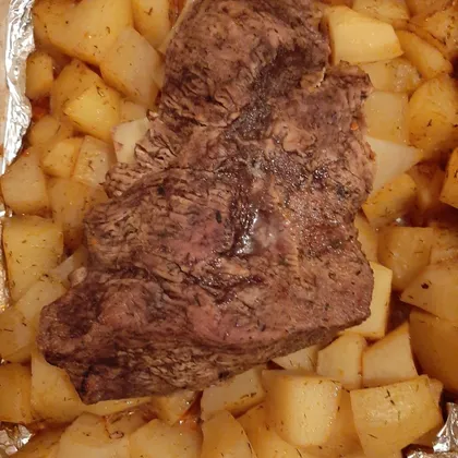 Запеченное мясо с картошкой в фольге )