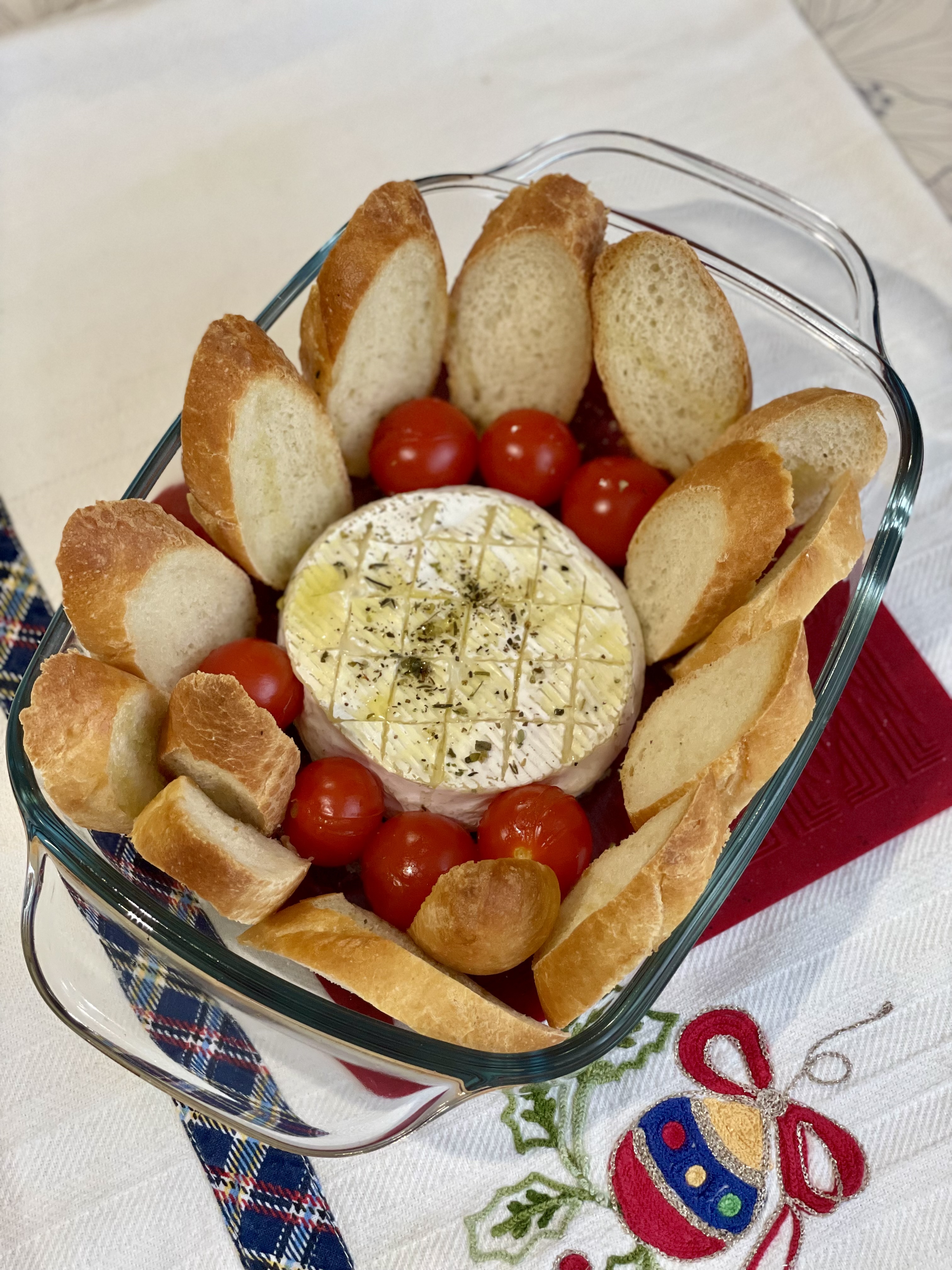 Запеченный камамбер с черри и багетом 