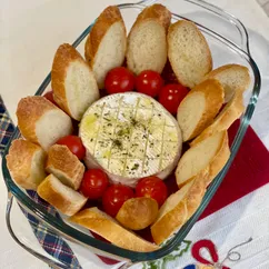 Запеченный камамбер с черри и багетом 