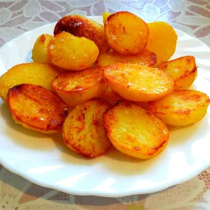 Картофель в мундире обжаренный на сковороде с крупной солью