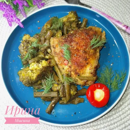 Куриные бёдра на сковороде с брокколи и стручковой фасолью