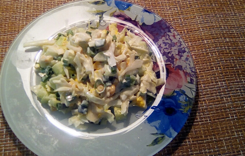 Салат с капустой, свежим огурцом и кукурузой. #кулинарныймарафон