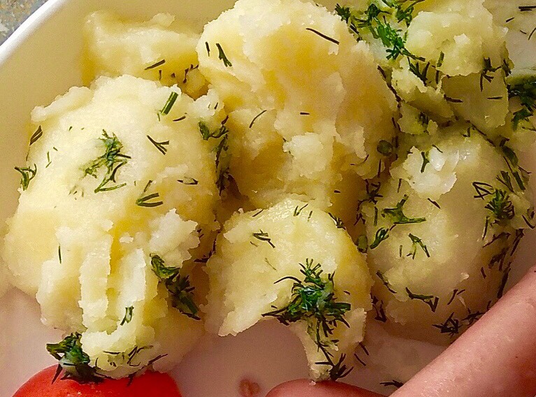 Ингредиенты рецепта молодого картофеля с чесноком и зеленью