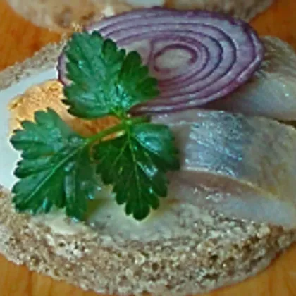 Праздничные бутерброды с сельдью «Кумовские»