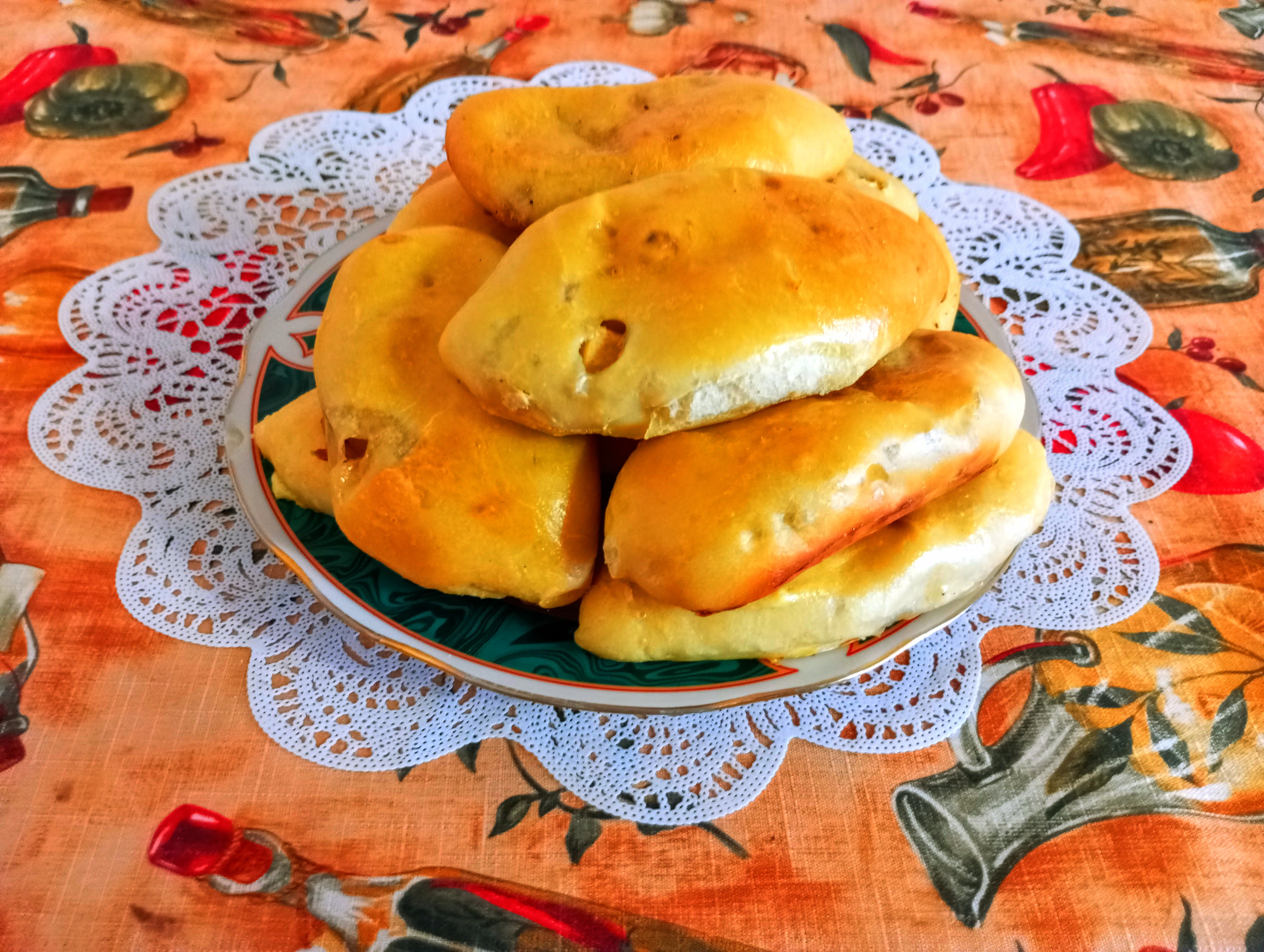 Пирожки с яблоками и изюмом в духовке