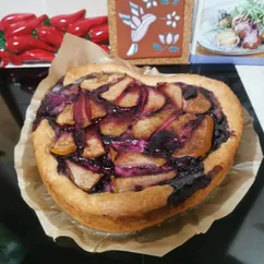Пирог с творогом, ягодами и грушей