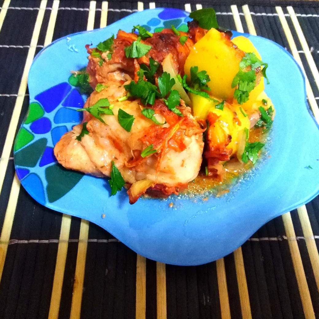 Куриные бёдра, тушёные с картошкой на сковороде - 8 пошаговых фото в рецепте