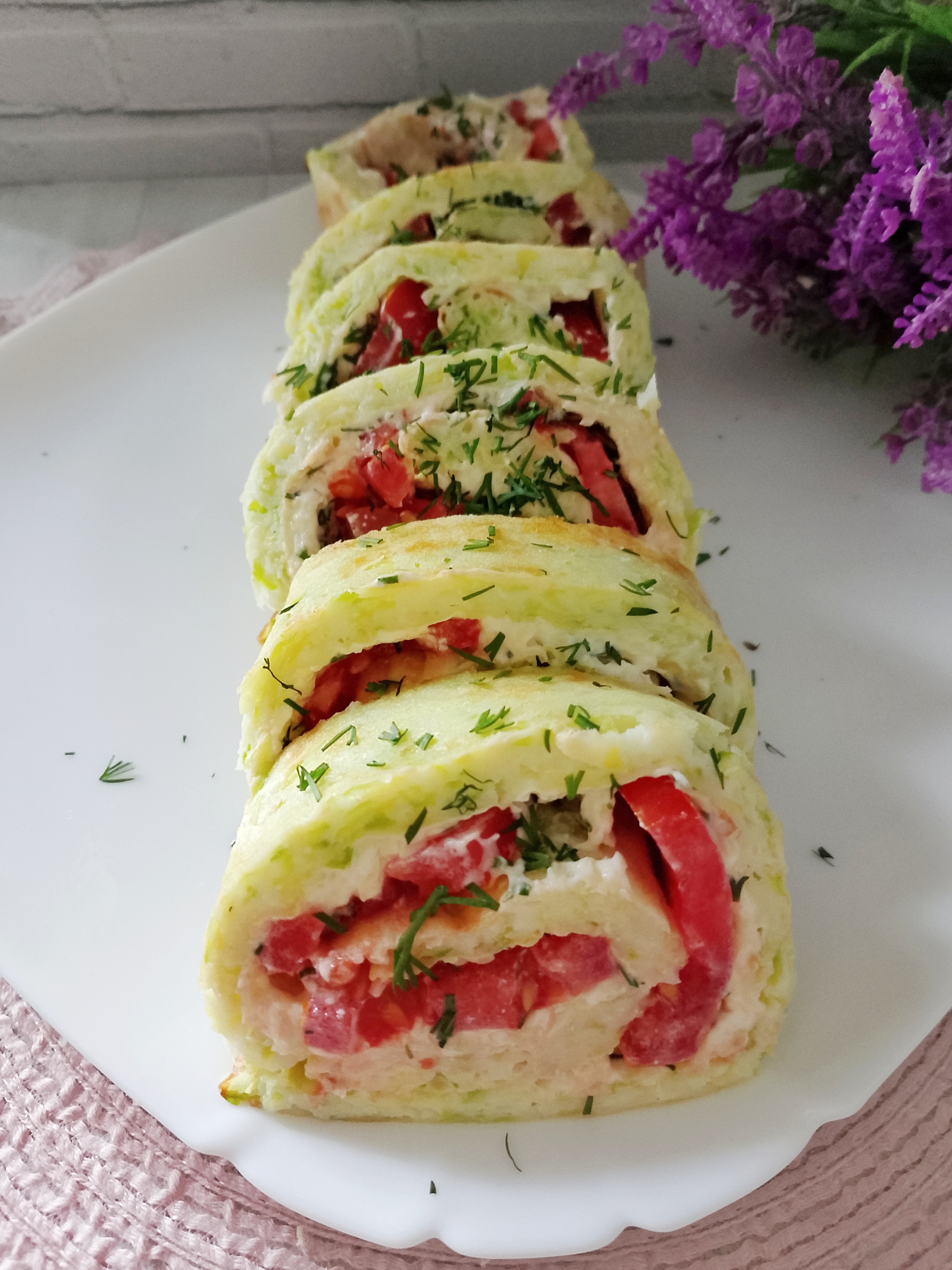 Кабачковый рулет с сыром и помидорами