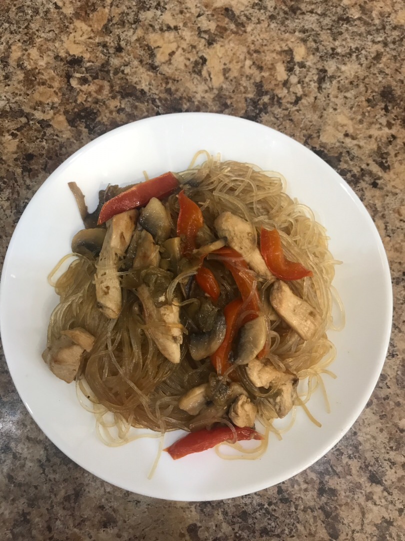 Фунчоза с куриной грудкой, грибами, баклажанами и перцем