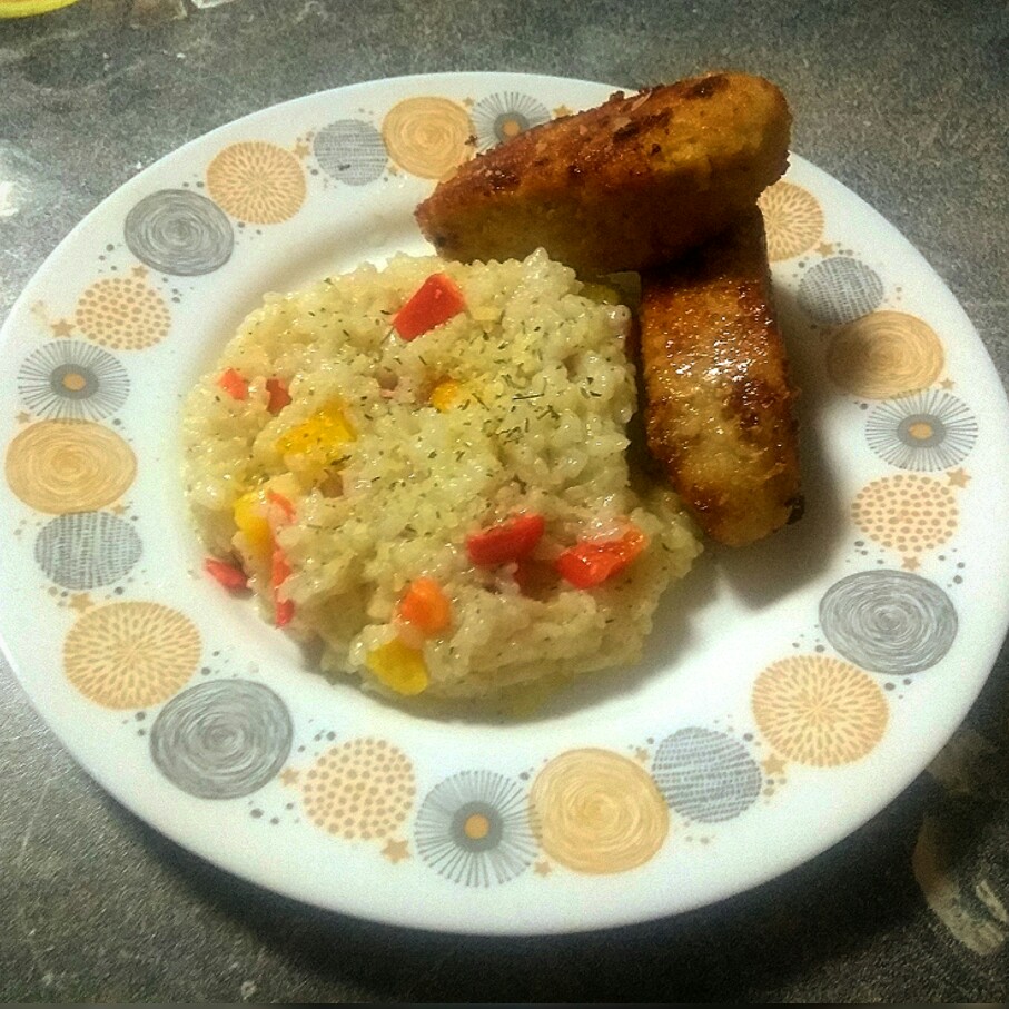 Рис со сладким перцем и куриными сливочными трубочками
