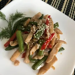 Сытный тёплый куриный салат