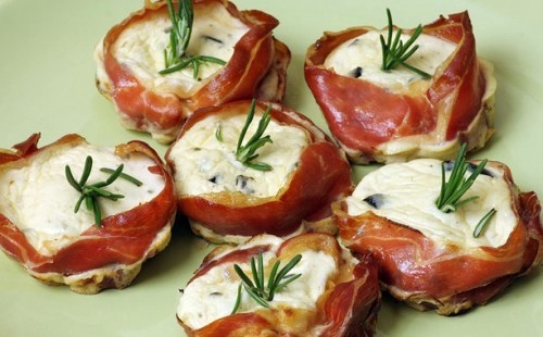 Закусочные новогодние корзиночки с ветчиной