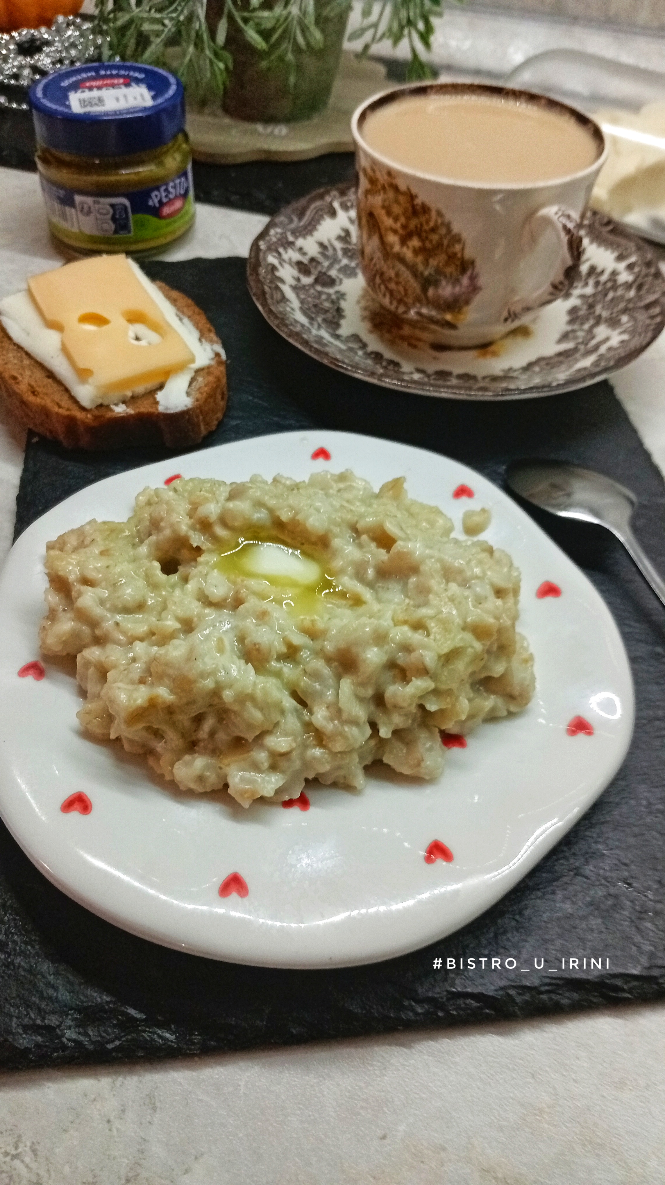 Каша овсяная с песто и пармезаном