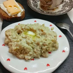 Каша овсяная с песто и пармезаном