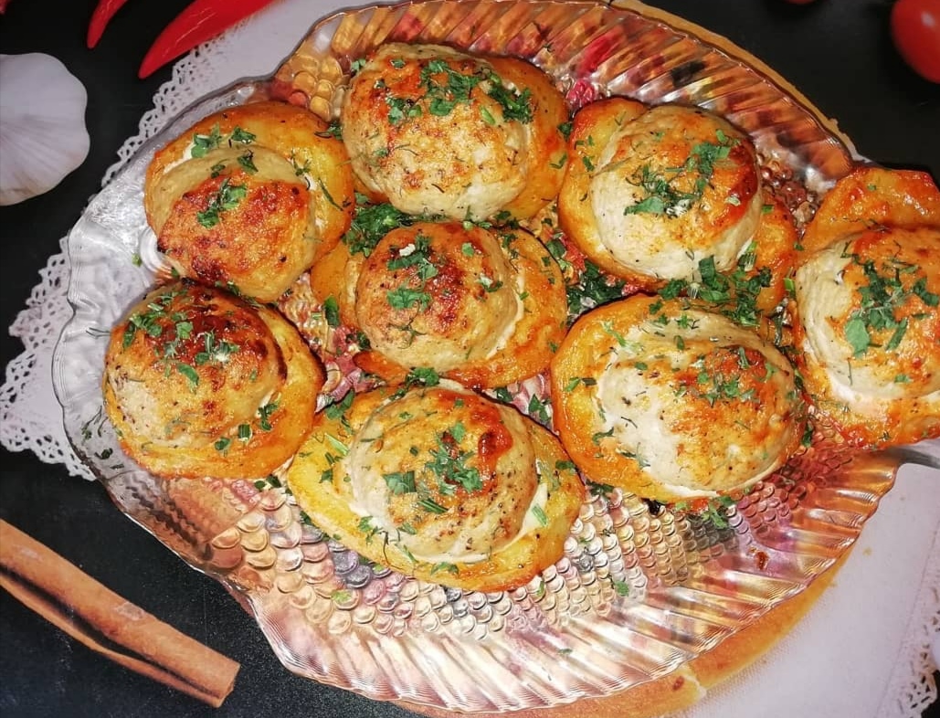 Картофельные лодочки с нежными шариками из лосося