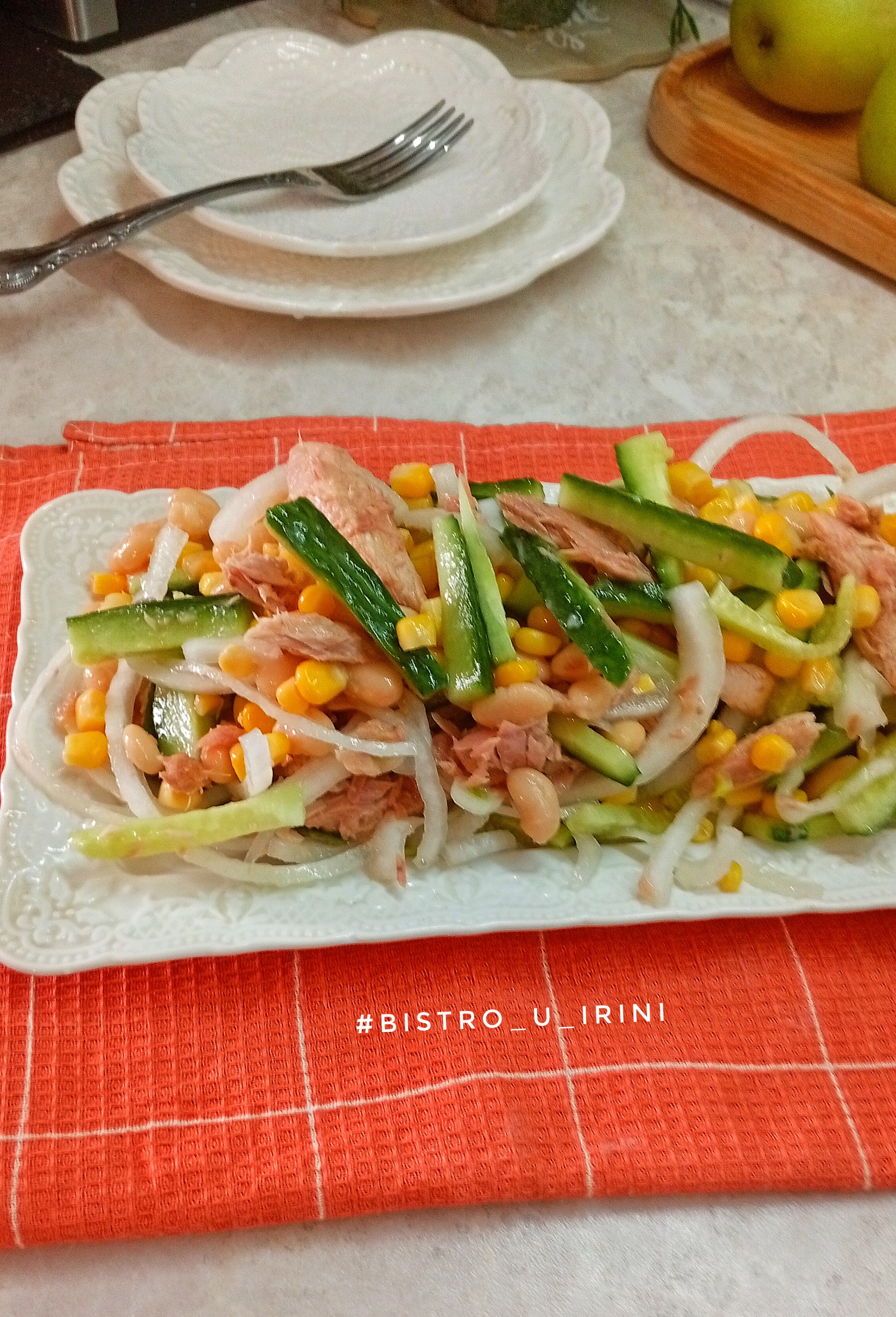 Салат с тунцом, фасолью и кукурузой