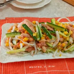 Салат с тунцом, фасолью и кукурузой