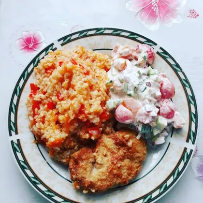 Рис с куриной котлетой и овощным салатом