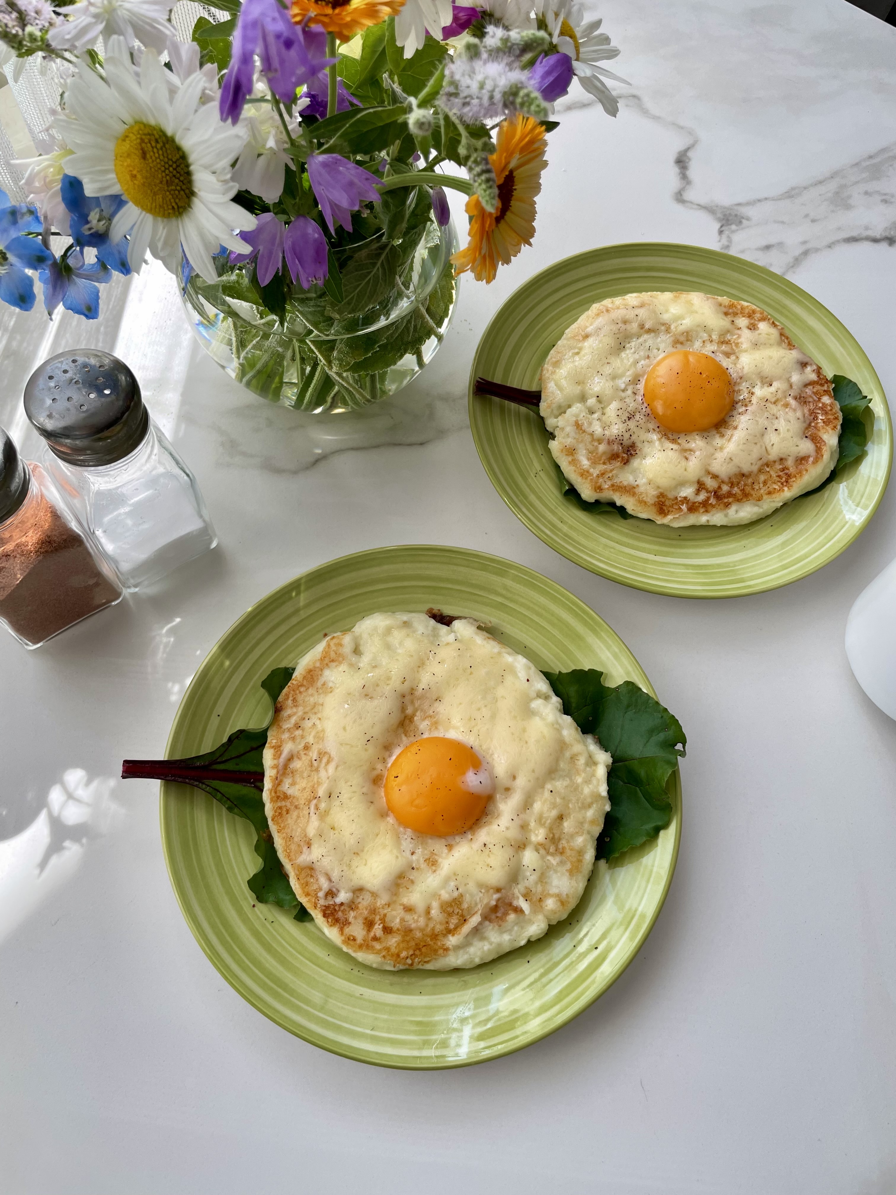 Сырник с сыром и яйцом 