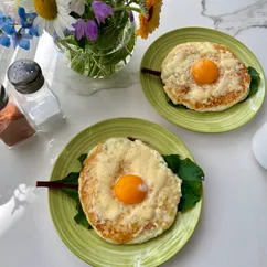 Сырник с сыром и яйцом 