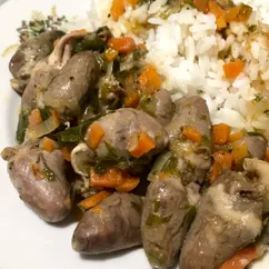 Куриные сердечки, тушёные с овощами и пряными травами 🥕🧅🌱