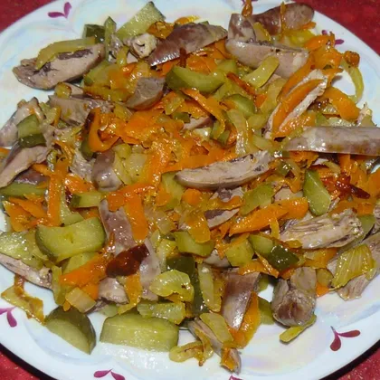 Теплый салат с куриными сердечками