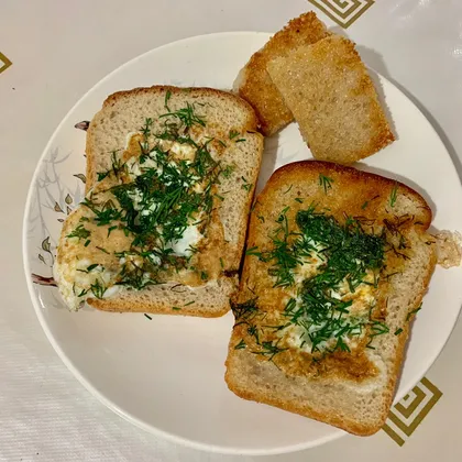 Завтрак яичница в хрустящем хлебе