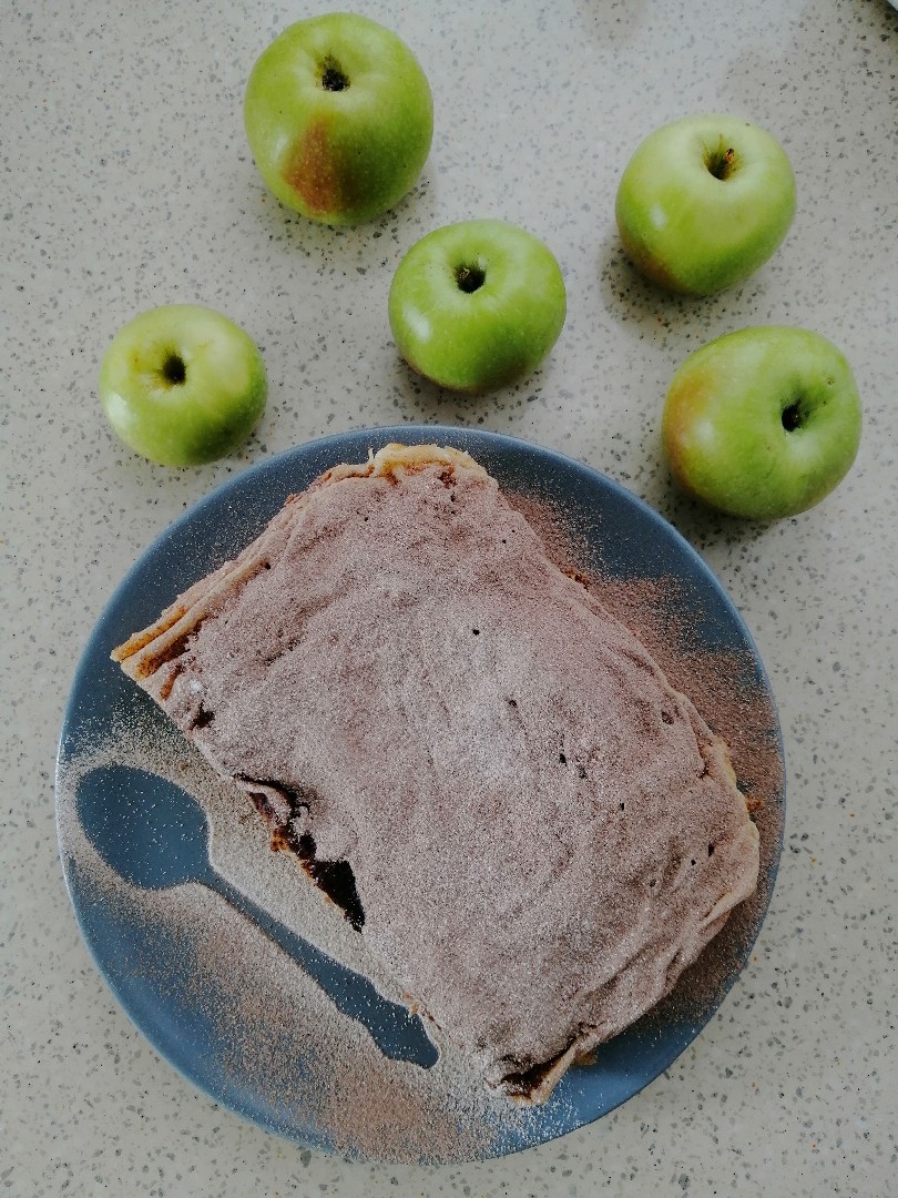 Яблочный пирог с заварным кремом и корицей