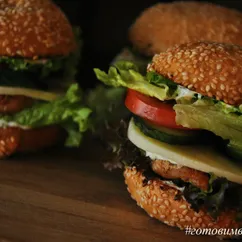 Домашние бургеры с курочкой, сыром, помидором и огурцом 🍅🍔