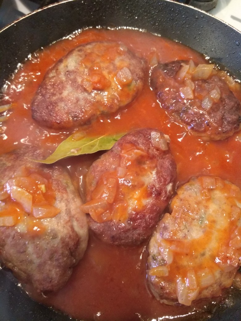 Котлеты рыбные с томатным соусом