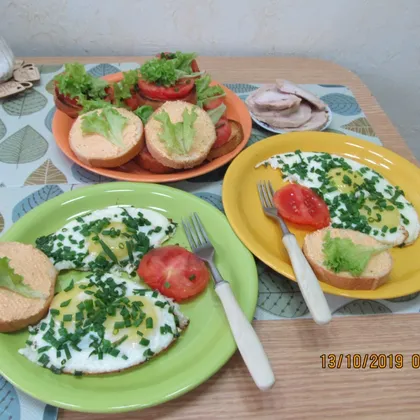 Завтрак № 10. Яичница-глазунья с зелёным луком и бутербродами